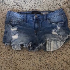 Jean shorts with patterned pockets